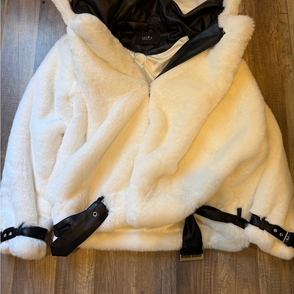 The Akira Label Montego white Faux Fur Biker Jacket Women’s Small NEW - Picture 8 of 16